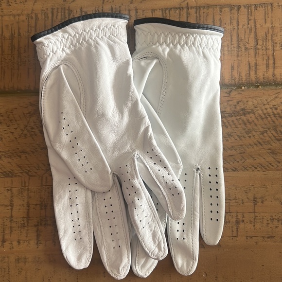 Callaway Golf Gloves - Right Hand - Size Medium/Large - 2 Pack - Picture 2 of 4